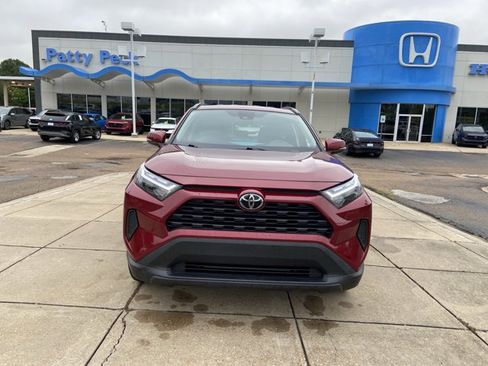 Used 2022 Toyota RAV4 XLE AWD/4WD image 5