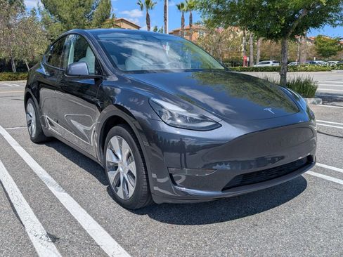 Used 2024 Tesla Model Y Long Range image 1