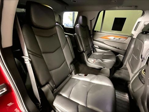 Used 2019 Cadillac Escalade Luxury w/ Escalade Sport Edition AWD/4WD image 36