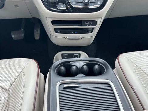 Used 2019 Chrysler Pacifica Limited w/ Advanced Safetytec Group FWD image 18
