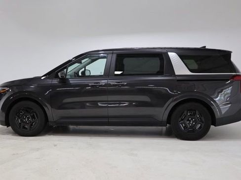 Used 2025 Kia Carnival FWD image 4