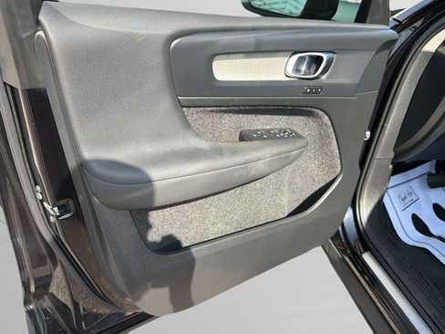 Used 2024 Volvo XC40 B5 Plus image 18