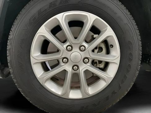 Used 2021 Jeep Grand Cherokee Laredo RWD image 25