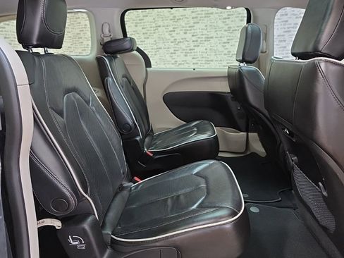Used 2023 Chrysler Pacifica Limited image 11