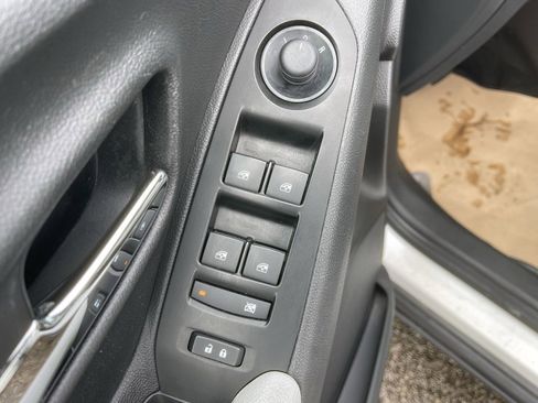 Used 2022 Chevrolet Trax LT w/ LT Convenience Package image 11