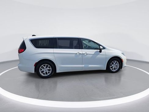 Used 2023 Chrysler Voyager LX FWD image 9