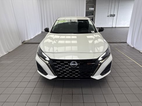 Used 2023 Nissan Altima 2.5 SR image 2