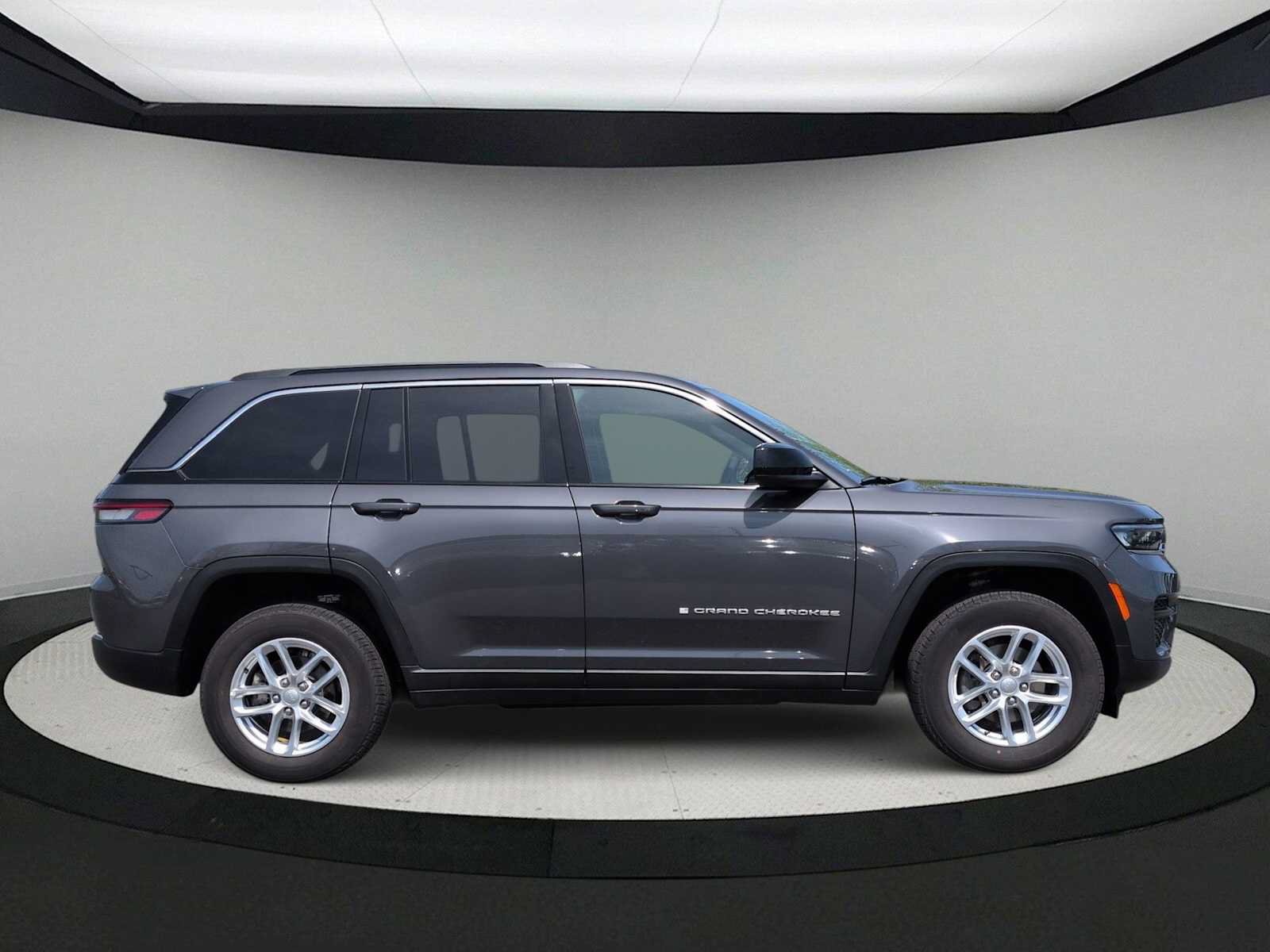 Used 2025 Jeep Grand Cherokee Laredo X AWD/4WD image 9