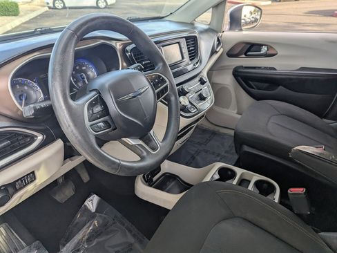 Used 2017 Chrysler Pacifica LX image 16
