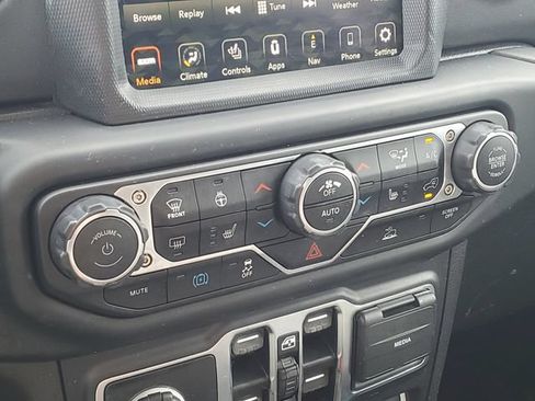 Used 2022 Jeep Wrangler Unlimited Sahara w/ Cold Weather Group AWD/4WD image 17