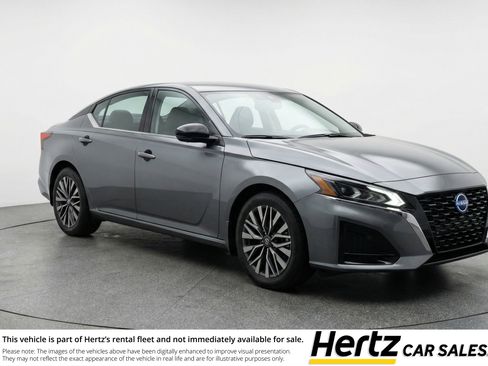 Used 2025 Nissan Altima 2.5 SV image 1