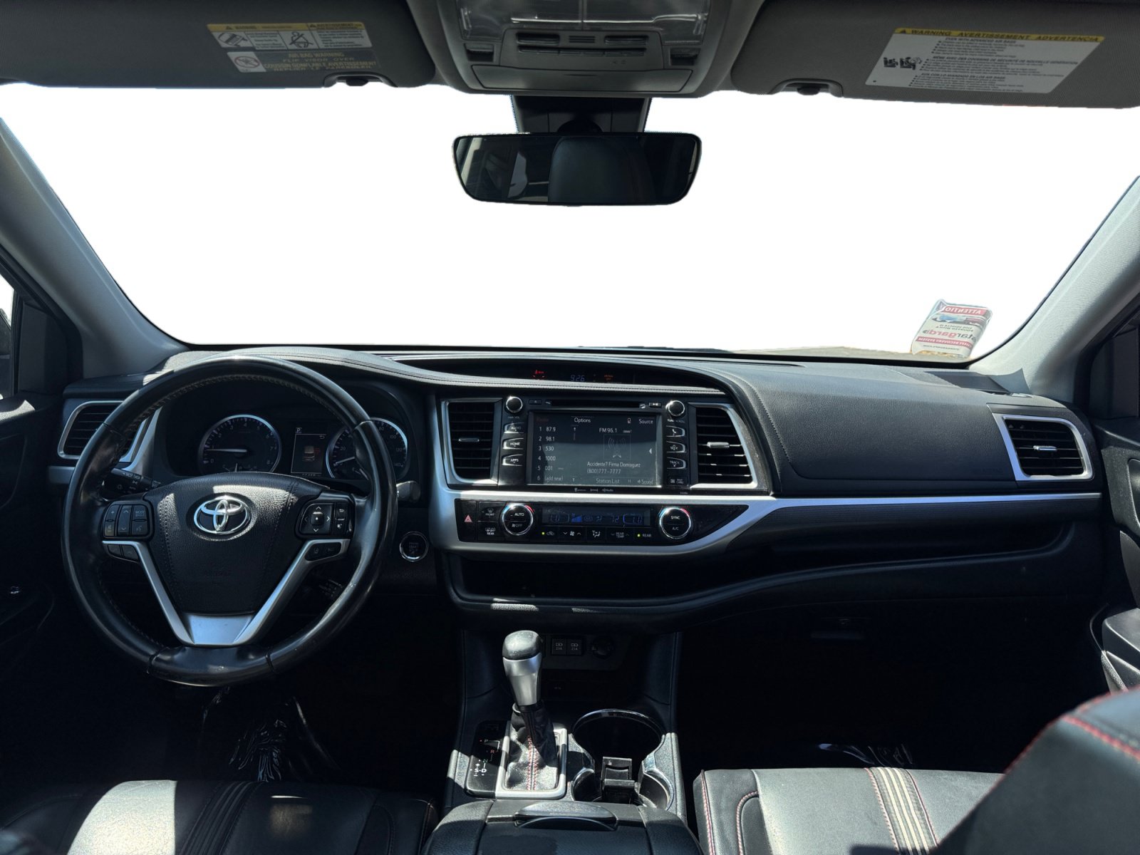 Used 2019 Toyota Highlander SE w/ Carpet Mat Package (TMS) FWD image 10