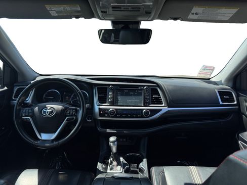 Used 2019 Toyota Highlander SE w/ Carpet Mat Package (TMS) FWD image 10