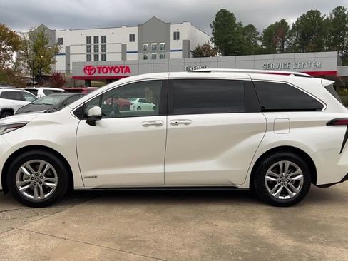 Used 2021 Toyota Sienna Limited image 3