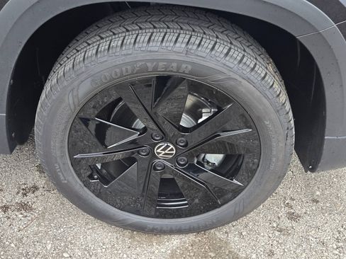 New 2026 Volkswagen Taos SE image 9