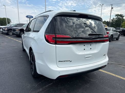 Used 2024 Chrysler Pacifica Touring-L w/ S Appearance Package AWD/4WD image 9