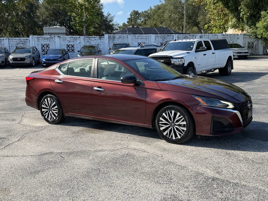 Used 2025 Nissan Altima 2.5 SV FWD image 2