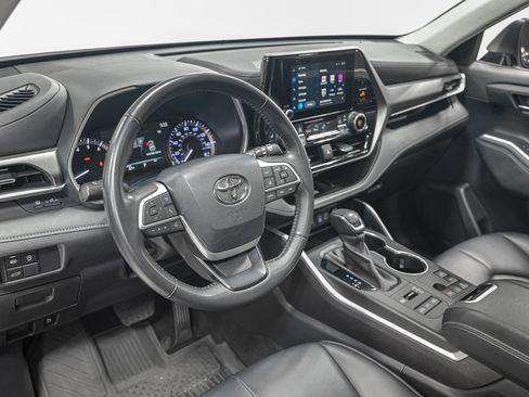 Used 2023 Toyota Highlander XLE AWD/4WD image 15