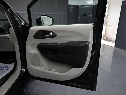 Used 2023 Chrysler Voyager LX FWD image 19