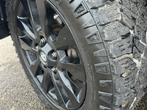 Used 2012 Toyota Tundra 4x4 CrewMax image 5