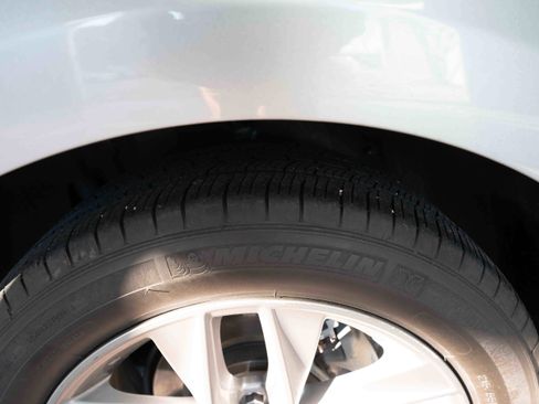 Used 2019 Toyota Avalon XLE image 29