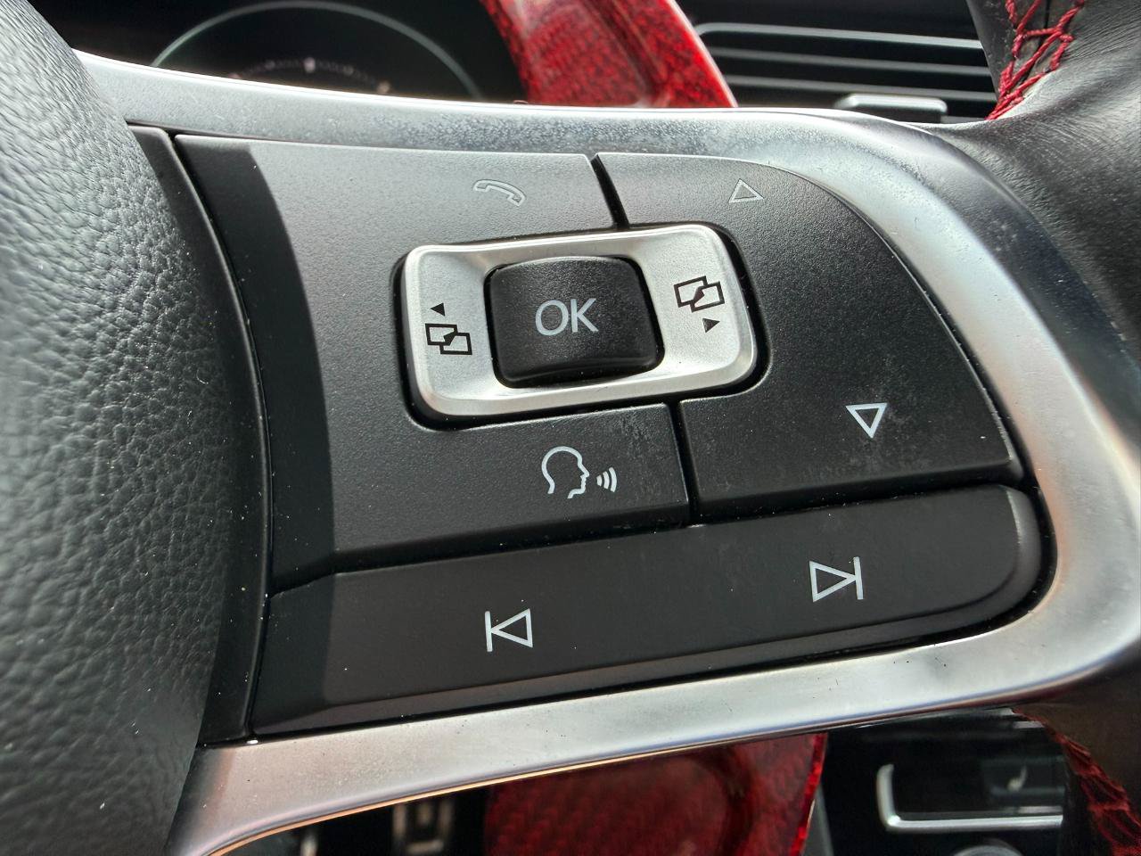 Used 2018 Volkswagen GTI SE FWD image 31
