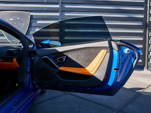 Used 2020 Lamborghini Huracan EVO image 23
