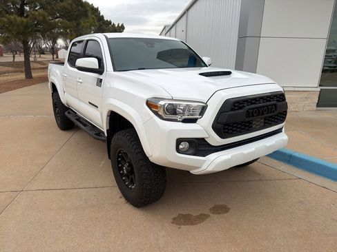 Used 2020 Toyota Tacoma TRD Sport image 2