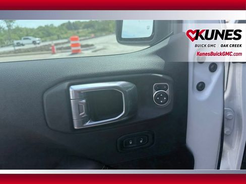 Used 2025 Jeep Wrangler Unlimited Sahara AWD/4WD image 9
