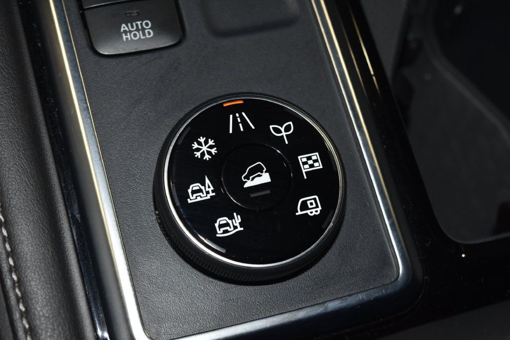 Used 2025 Nissan Pathfinder SV AWD/4WD image 16