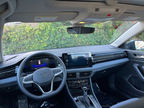 Used 2025 Volkswagen Jetta SE image 33