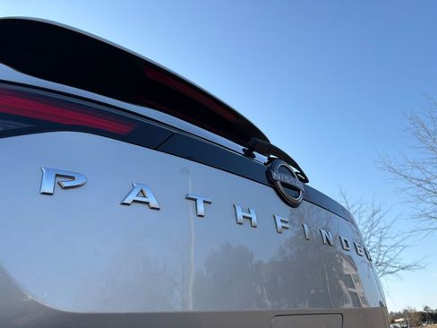 Used 2025 Nissan Pathfinder SV image 10