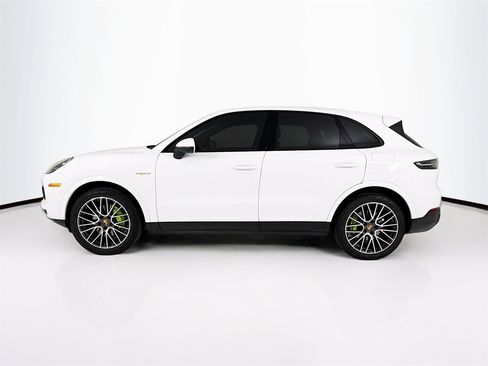 Certified 2023 Porsche Cayenne image 2