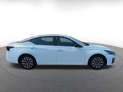 Used 2025 Nissan Altima 2.5 SV FWD image 16