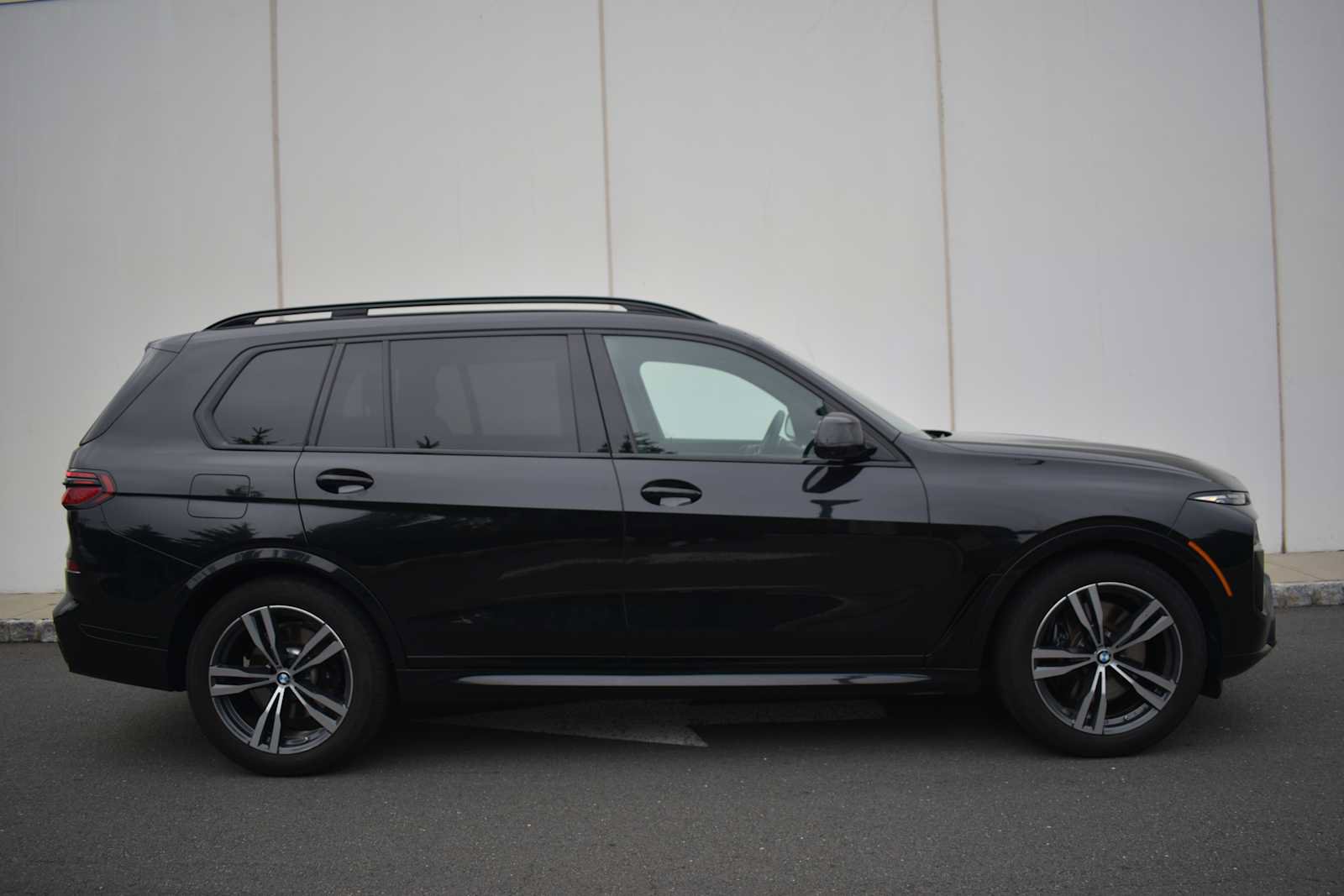 Used 2024 BMW X7 xDrive40i w/ M Sport Package AWD/4WD image 4