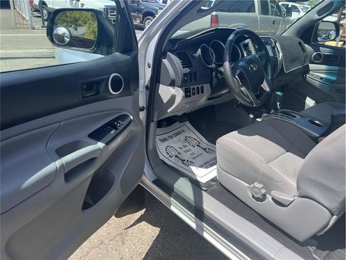 Used 2013 Toyota Tacoma PreRunner image 11