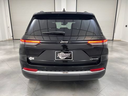 Used 2024 Jeep Grand Cherokee Laredo RWD image 8