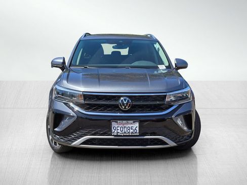 Used 2023 Volkswagen Taos SE FWD image 2