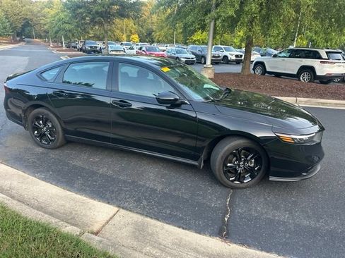 Used 2025 Honda Accord SE image 9