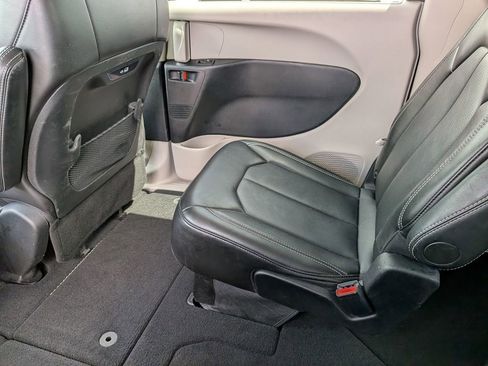 Used 2024 Chrysler Pacifica Touring-L FWD image 35