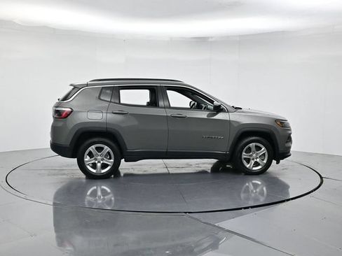 Used 2024 Jeep Compass Latitude AWD/4WD image 2