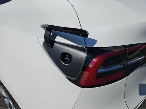 Used 2022 Tesla Model Y Long Range image 5