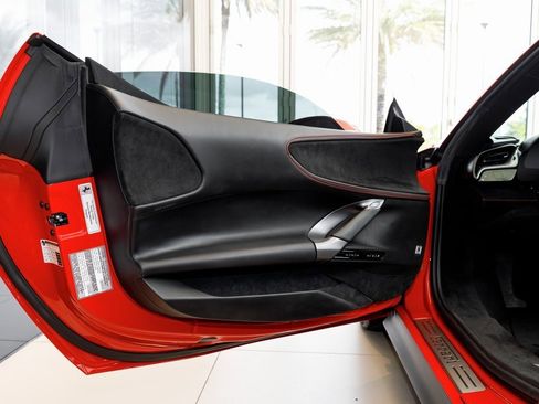 Used 2023 Ferrari SF90 Spider image 24