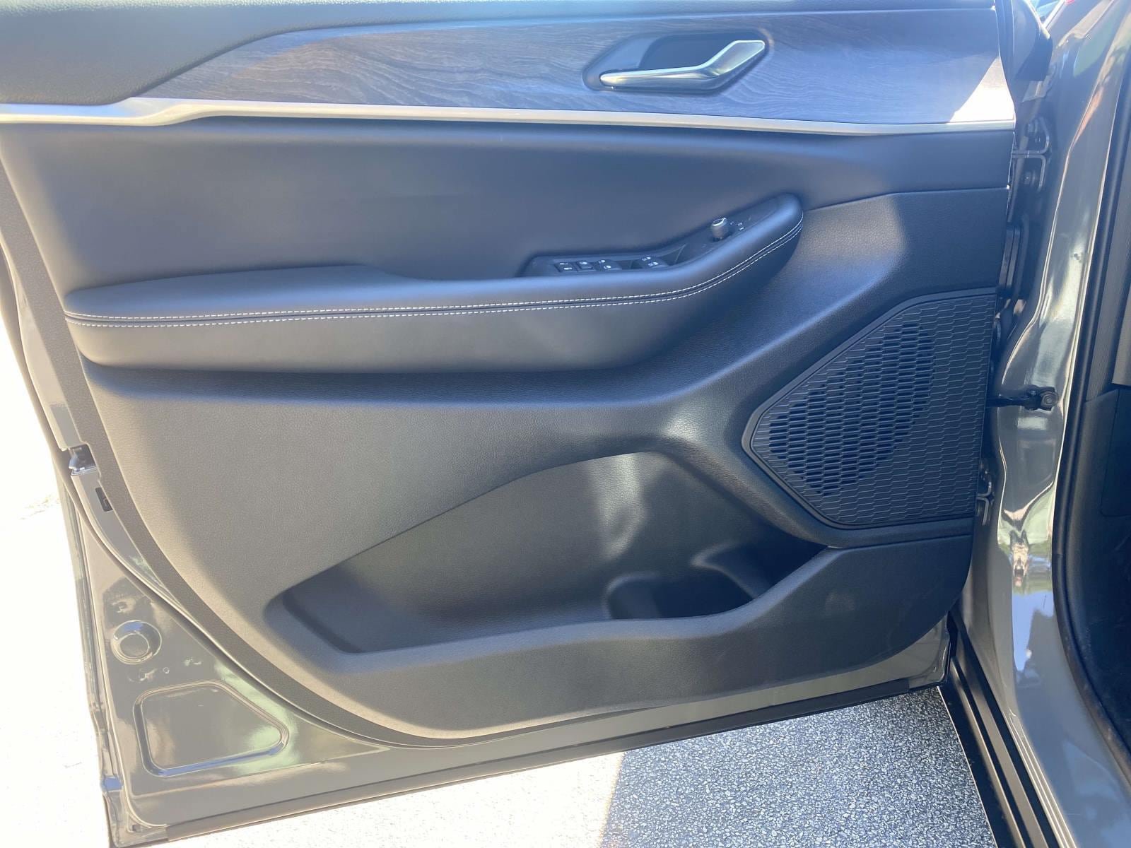 New 2027 Jeep Grand Cherokee Altitude RWD image 9