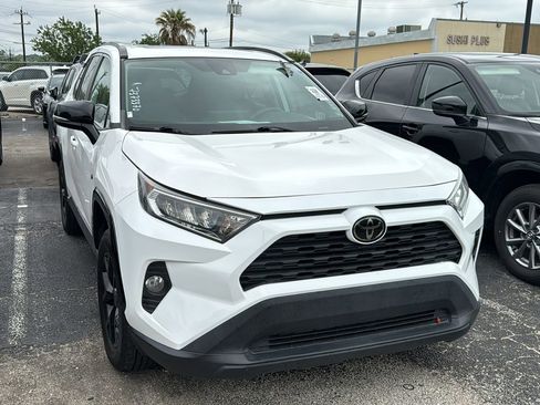 Used 2021 Toyota RAV4 XLE w/ Convenience Package FWD image 2