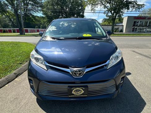 Used 2018 Toyota Sienna XLE Premium FWD image 2