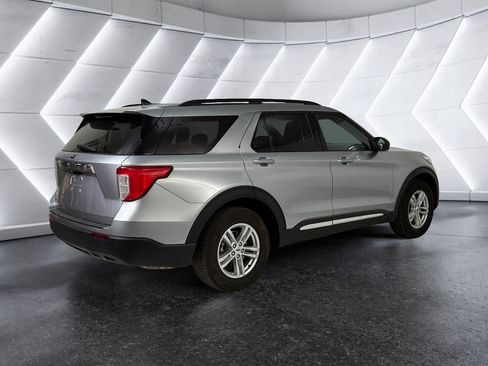 Used 2023 Ford Explorer XLT RWD image 4