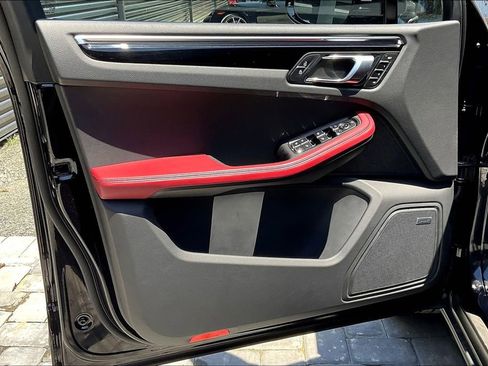 Certified 2025 Porsche Macan image 28