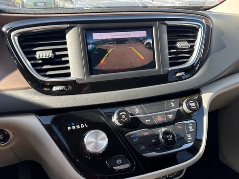 Used 2022 Chrysler Voyager LX FWD image 35