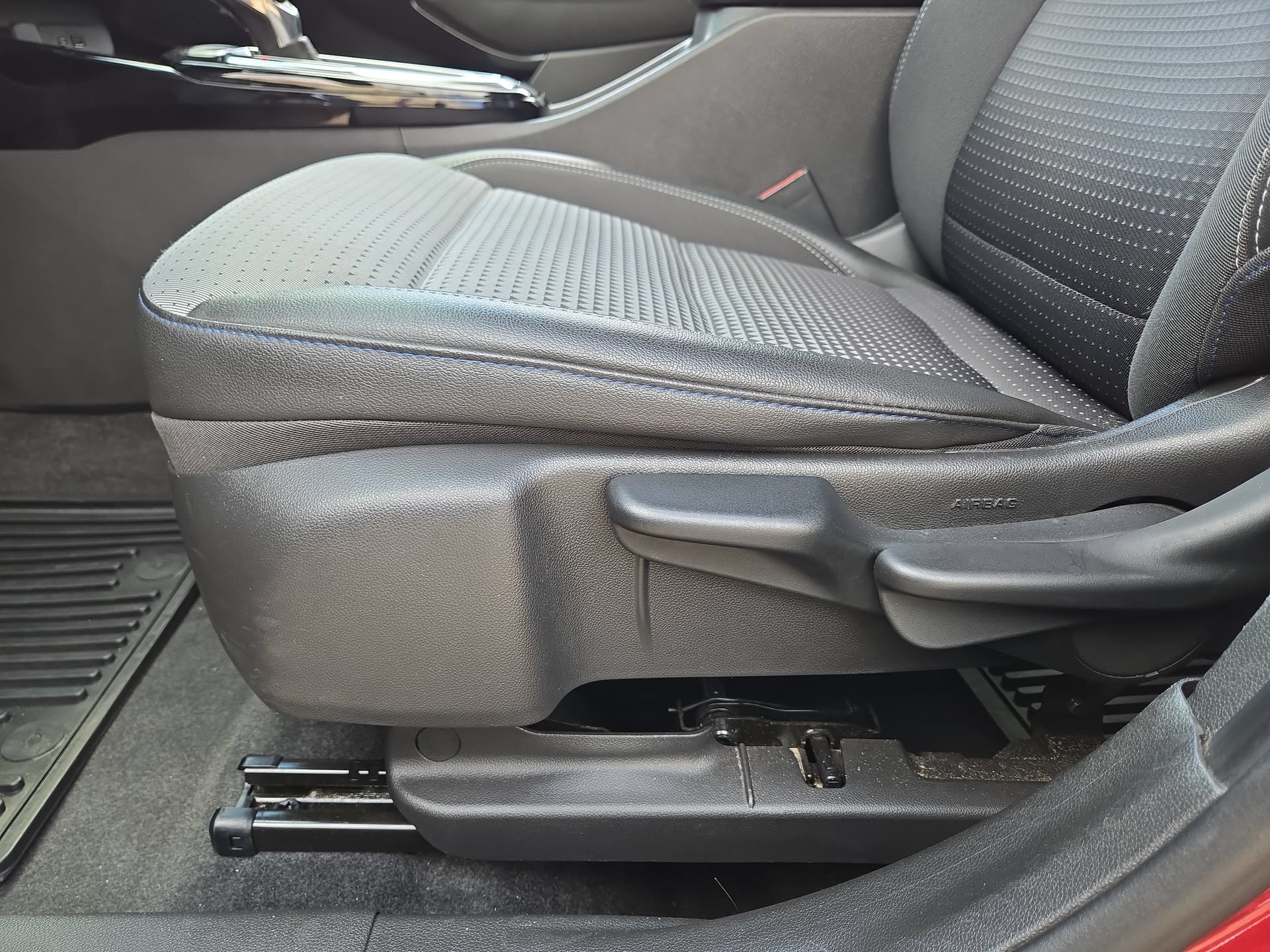 Used 2025 Chevrolet Trax LT FWD image 17